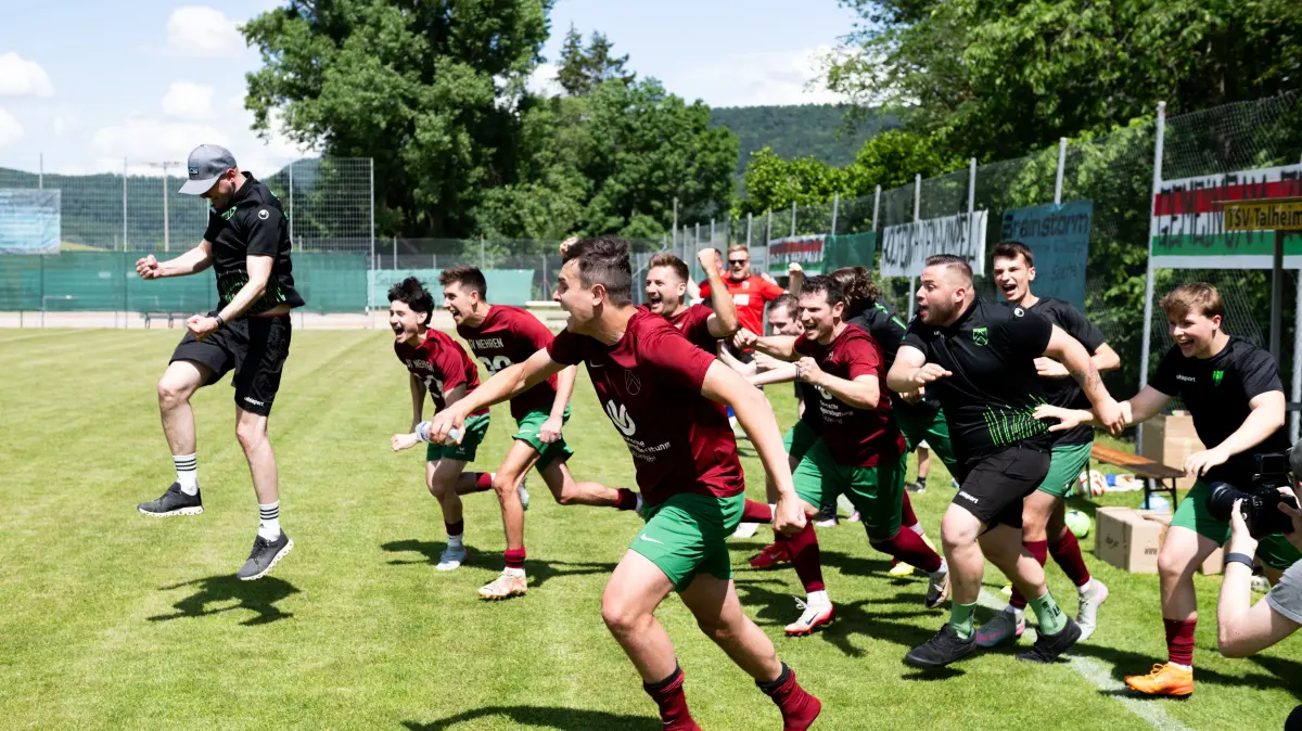 SGM Talheim Oeschingen vs. Nehren II, Fussball, Kreisliga B6, Wuerttemberg, 26. Spieltag, Saison 2025/2026, 06.06.2026,: Der Meister der Kreisliga B6 Alb in der Saison 2025/2026 heisst SV Nehren II
SGM Talheim Oeschingen vs. Nehren II, Fussball, Kreisliga B6, Wuerttemberg, 26. Spieltag, Saison 2025/2026, 06.06.2026,
Eibner-Pressefoto/Andreas Ulmer