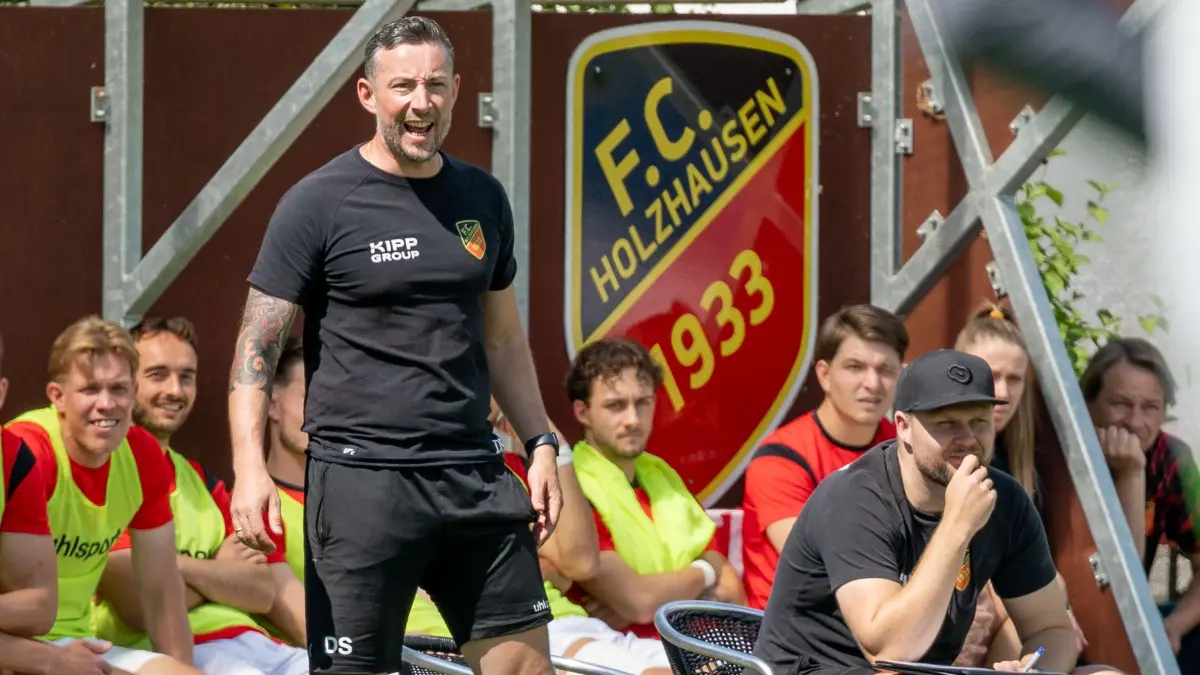 FC Holzhausen - TSG Tübingen, Fussball, Verbandsliga, 34. Spieltag, Saison 2025/2026, 06.06.2026 : Daniel Seemann (FC Holzhausen, Trainer) gibt Anweisungen, gestikuliert mit den Armen, gesticulate, gives instructions , Gestik / Geste / coach gives instructions, gesticulates with arms, gives instructions
FC Holzhausen - TSG Tübingen, Fussball, Verbandsliga, 34. Spieltag, Saison 2025/2026, 06.06.2026
Foto: Eibner-Pressefoto/Jäger Kirsten