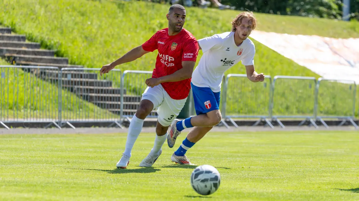 FC Holzhausen - TSG Tübingen, Fussball, Verbandsliga, 34. Spieltag, Saison 2025/2026, 06.06.2026 : Julio Leitao Gourgel (FC Holzhausen, #03) und Philipp Biermann (TSG Tuebingen, #11)
FC Holzhausen - TSG Tübingen, Fussball, Verbandsliga, 34. Spieltag, Saison 2025/2026, 06.06.2026
Foto: Eibner-Pressefoto/Jäger Kirsten