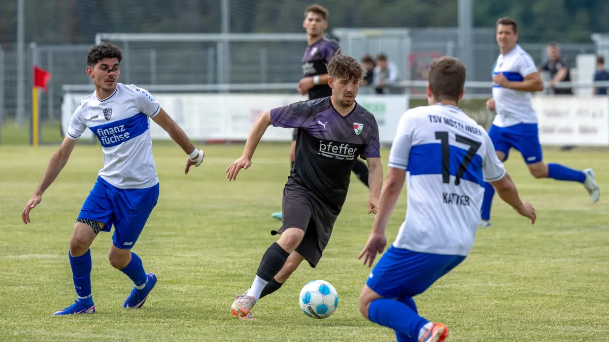 Aaron Heim (Mitte, SG Felldorf Bierlingen) kann in dieser Szene den Ball gegen seinen Gegenspieler Thomas Kattner (TSV Möttlingen) behaupten.