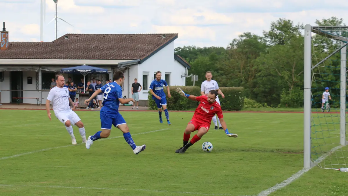 Leon Heger erzielt beim 5:2-Sieg des TSV Blaufelden (blau) gegen die TSG Kirchberg vier Tore. Hier macht er das 1:0.