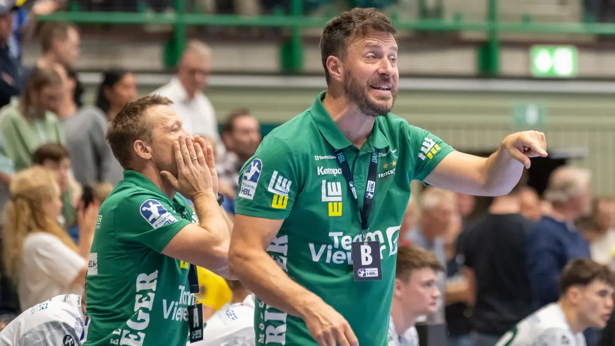 Bergischer HC vs. Frisch Auf! Goeppingen, Handball, DAIKIN HBL, 34. Spieltag, Saison 2025/2026, 07.06.2026: Stefan Klaus (FRISCH AUF! Goeppingen, Co-Trainer) und Ben Matschke (FRISCH AUF! Goeppingen, Trainer) versuchen ihre Mannschaft zu motivieren.
Bergischer HC vs. Frisch Auf! Goeppingen, Handball, DAIKIN HBL, 34. Spieltag, Saison 2025/2026, 07.06.2026
Foto: Eibner-Pressefoto/Thomas Haesler