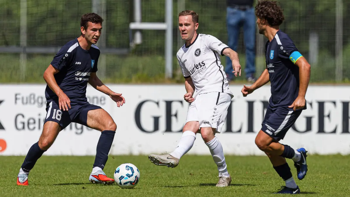 Fussball Landesliga: Fussball Landesliga; SC Geislingen - TSGV Waldstetten;
Liam Eisele (TSGV Waldstetten, #18), Pascal Volk (SC Geislingen, #36) und Joshua Szenk (TSGV Waldstetten, #10);
06.06.2026; Stadion Eybacher Tal; Geislingen.
Foto: Thomas Madel