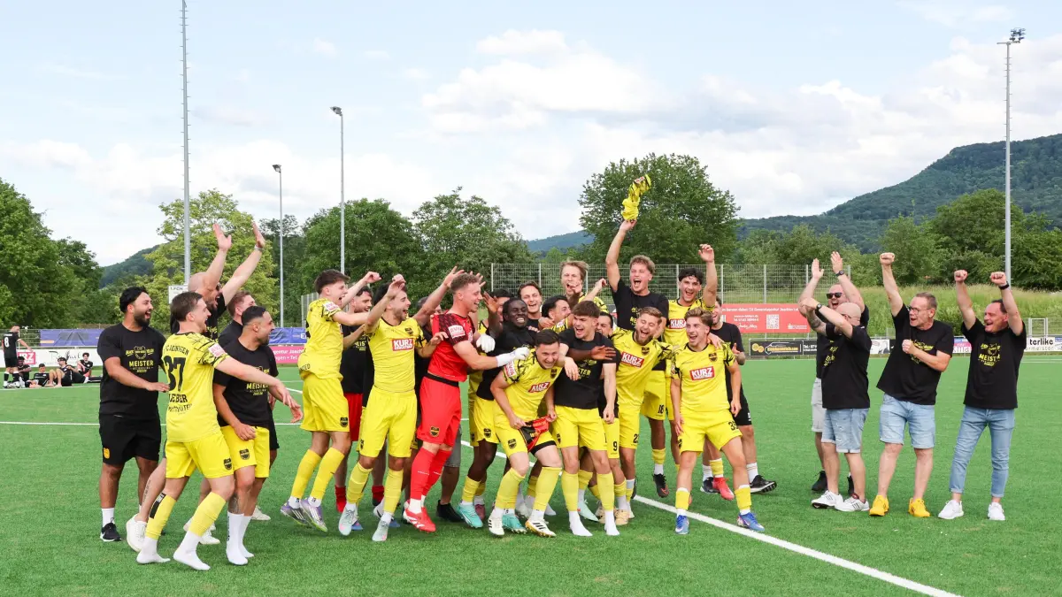 1. FC Heiningen - SC Geislingen II: 1. FC Heiningen - SC Geislingen II
Justin Hrabar (8) mit dem Meisterschaftswimpel feiert mit der Mannschaft.