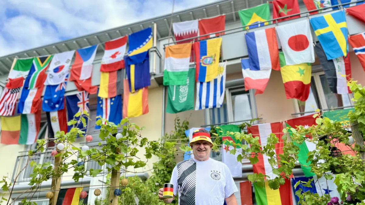 Günter Kreißl ist bereit für die Fußball-Weltmeisterschaft: Sein Haus in Ludwigsfeld ist mit den Fahnen aller teilnehmenden Länder behängt.