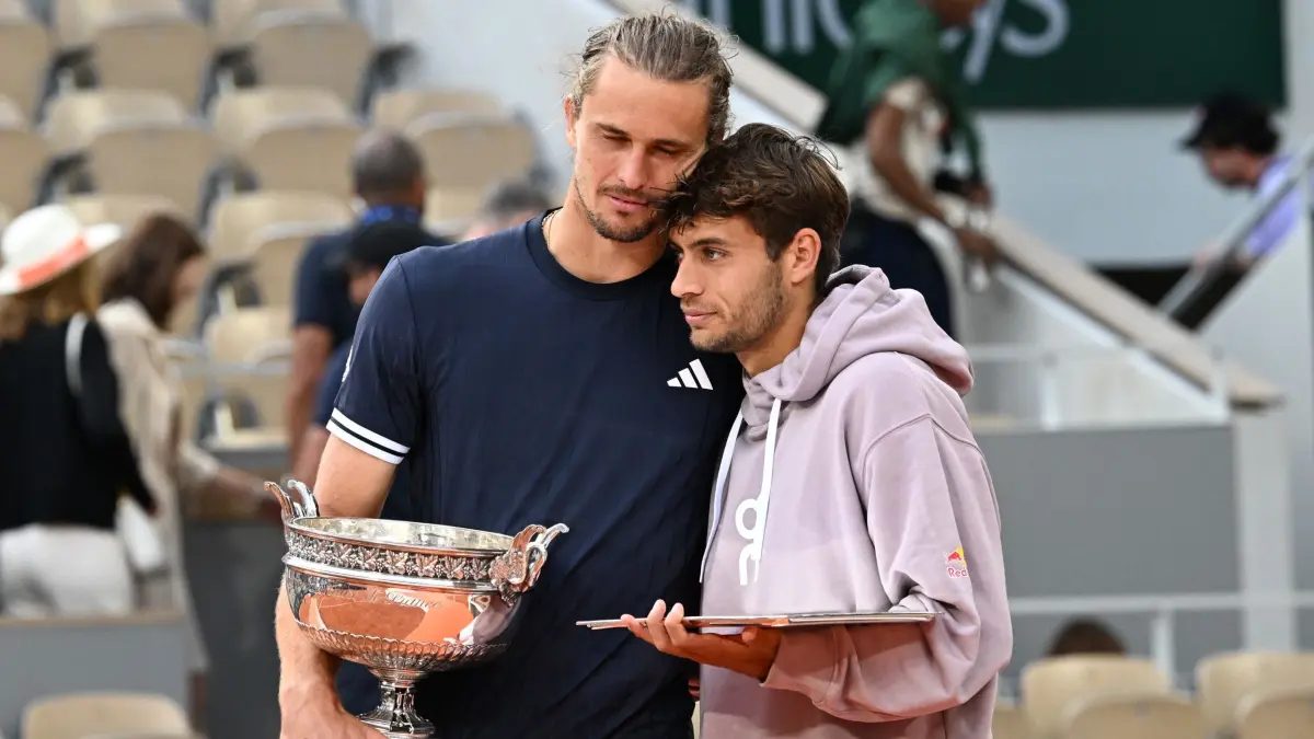 French Open Tennis: 07.06.2026, Frankreich, Paris: Tennis, French Open, Grand Slam, ATP-Tour, Einzel, Männer, Finale, Cobolli (Italien) - Zverev (Deutschland). Der Sieger Alexander Zverev aus Deutschland, links, und der Zweitplatzierte Flavio Cobolli aus Italien umarmen sich mit ihren Trophäen nach dem Endspiel. Foto: Emma Da Silva/AP/dpa +++ dpa-Bildfunk +++