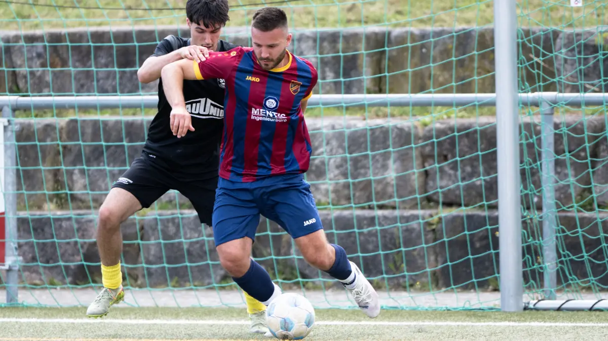SSC Tuebingen vs. SV Zimmern, , Landesliga Staffel 3, Wuerttemberg, 34. Spieltag, Saison 2025/2026, 06.06.2026: Joschka Kralewski (SSC Tuebingen, #02), rechts, gegen Colin Zimmerer (SV Zimmern, #11)
SSC Tuebingen vs. SV Zimmern, , Landesliga Staffel 3, Wuerttemberg, 34. Spieltag, Saison 2025/2026, 06.06.2026
Eibner-Pressefoto/Andreas Ulmer