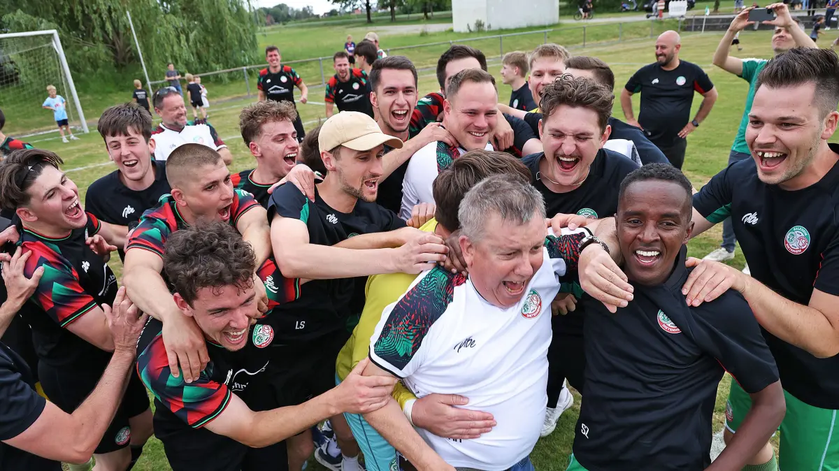 Die SGM Balzheim/Dietenheim spielt 1:1 gegen die SGM Vöhringen/Illerzell und krönt sich damit zum Meister in der Fußball-Kreisliga B3 Donau/Iller.