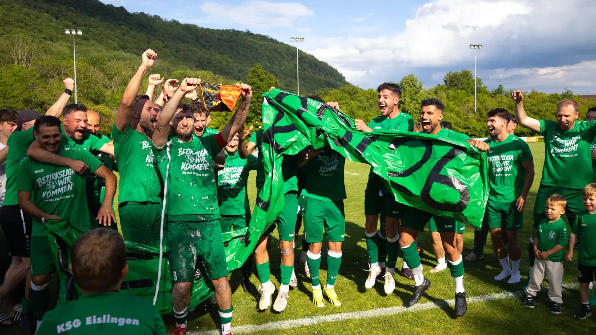 FTSV Kuchen (rot) vs. KSG Eislingen (grün), Fußball, Kreisliga A3 - Bezirk Neckar/Fils, 30. Spieltag, Saison 2025/2026, Rasenplatz Ankerstadion, Jahnstraße, 73329 Kuchen, 06.06.2026 - 16:00 Uhr: Meister Kreisliga A3 2025/2026
FTSV Kuchen (rot) vs. KSG Eislingen (grün), Fußball, Kreisliga A3 - Bezirk Neckar/Fils, 30. Spieltag, Saison 2025/2026, Rasenplatz Ankerstadion, Jahnstraße, 73329 Kuchen, 06.06.2026 - 16:00 Uhr,
Foto: PhotoPeet / Sport- & Eventfotografie / Peter Harich