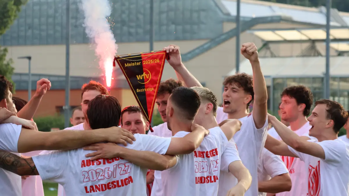 Da ist das Ding! Der verdiente Lohn einer atemberaubenden Spielzeit. Gaildorfs Spielführer Robin Fritz hält den Wimpel mit der Aufschrift „Meister 2025/26, Bezirksliga“ in die Höhe. Für den TSV geht es als Champion nun erstmals in die Landesliga.
