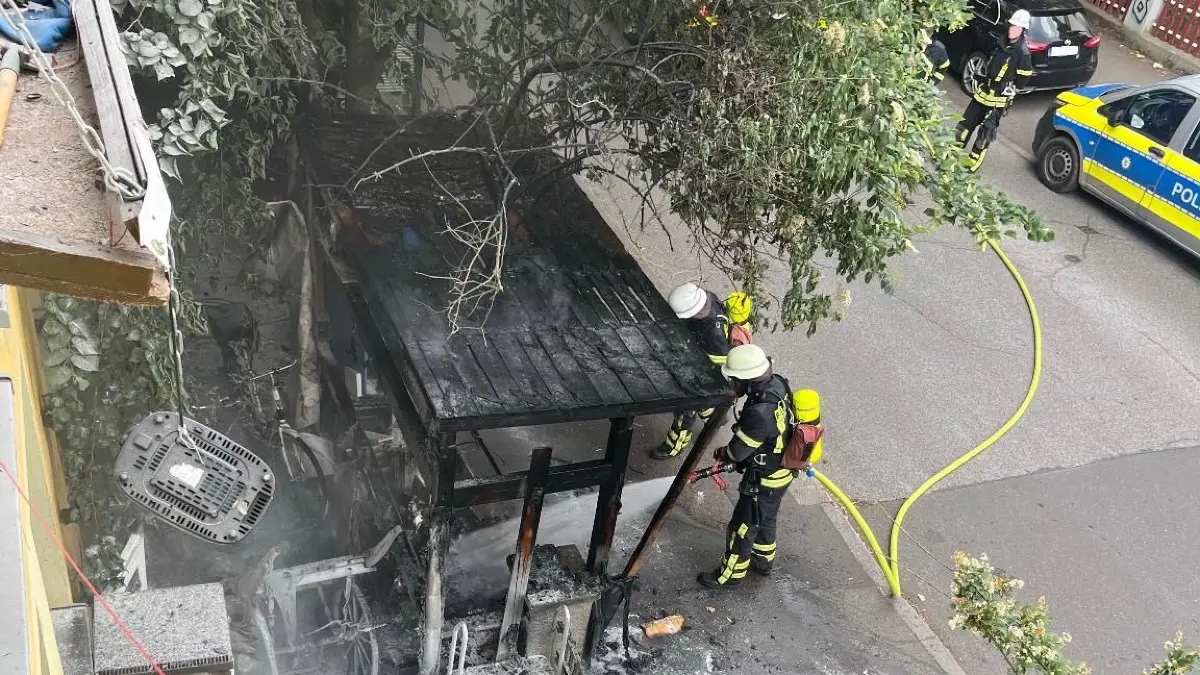 Die Feuerwehr rückte an, um den Brand im Umsonstladen vor dem Wohnprojekt in der Ludwigstraße 15 zu löschen.
