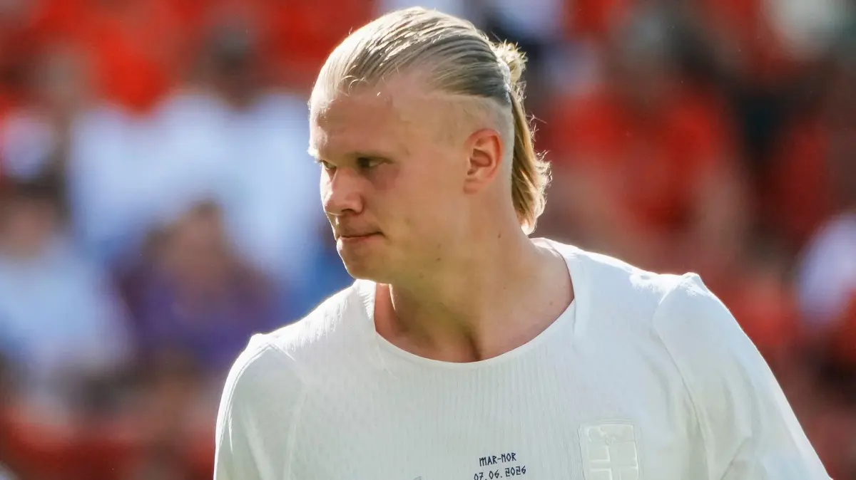Marokko - Norwegen: 07.06.2026, USA, HARRISON: Fußball, Männer: Länderspiele, Marokko - Norwegen. Norwegens Stürmer Erling Haaland (9) schaut während eines internationalen Freundschaftsspiels gegen Marokko zu. Foto: Eduardo Munoz Alvarez/AP/dpa +++ dpa-Bildfunk +++