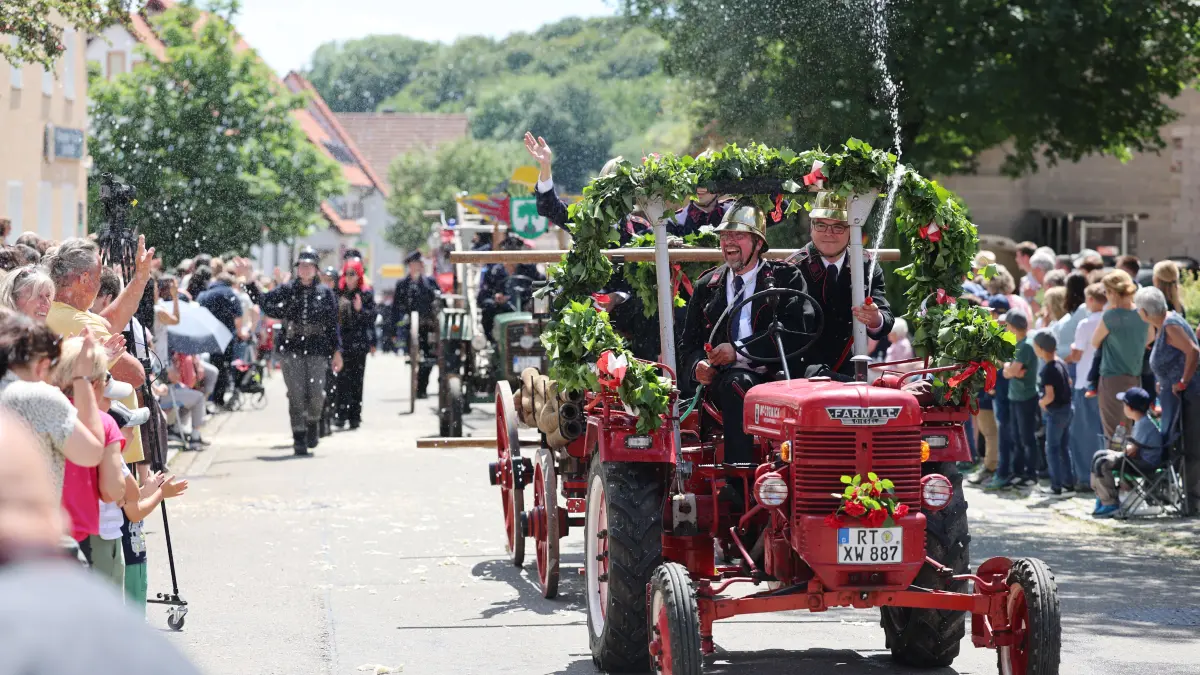 Etliche Besucher kamen zum Festumzug anlässlich des 150-jährigen Bestehens der Böhringer Feuerwehr, welcher aus 60 Gruppen mit insgesamt etwa 1700 Teilnehmern bestand. Bewiesen wurde dabei auch, wie gut alte Löschpumpen noch funktionieren.