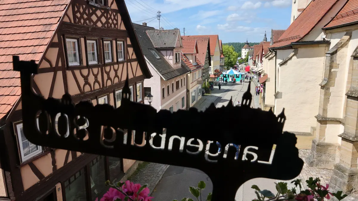 Blick aus dem Torturm in die Hauptstraße des Städtchens Langenburg.