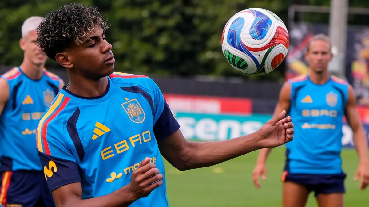 Vor der Fußball-WM - Training Spanien: 06.06.2026, USA, Chattanooga: Der spanische Nationalspieler Lamine Yamal trainiert in Chattanooga, Tennessee, im Vorfeld der Fußballweltmeisterschaft. Foto: Mike Stewart/AP/dpa +++ dpa-Bildfunk +++