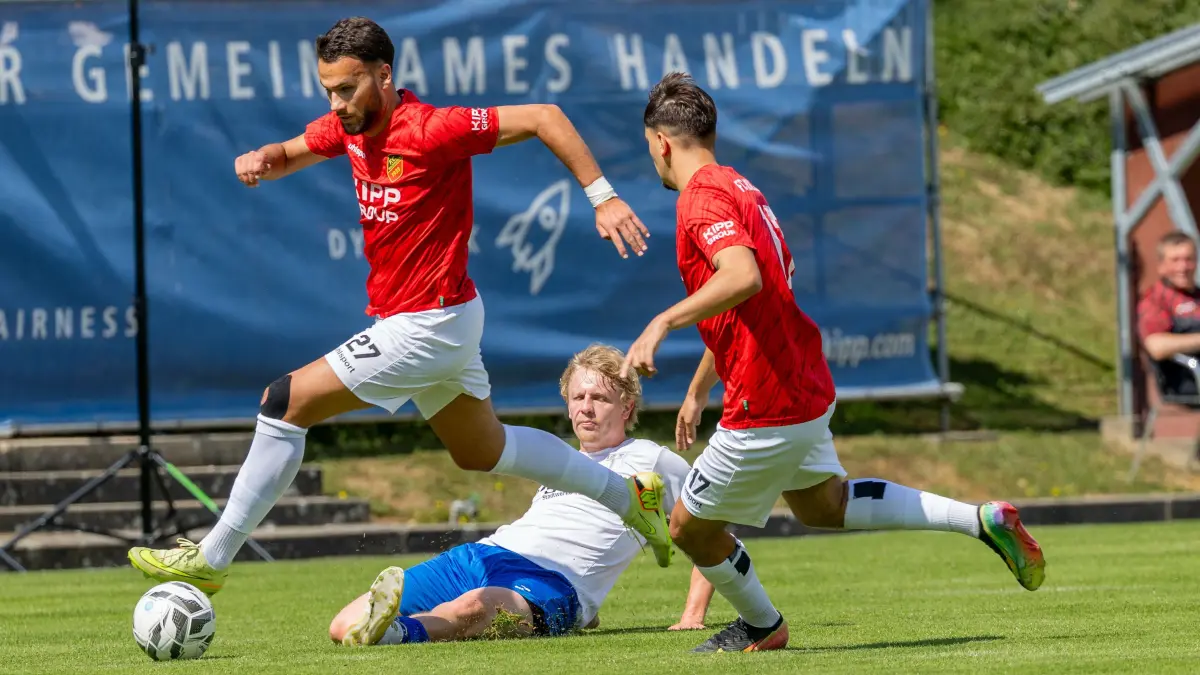 Vladan Djermanovic (links, FC Holzhausen) kann in dieser Szene von Lukas Pfister (Mitte, TSG Tübingen) nicht aufgehalten werden. Flavio Vogt (FC Holzhausen) braucht nicht einzugreifen.