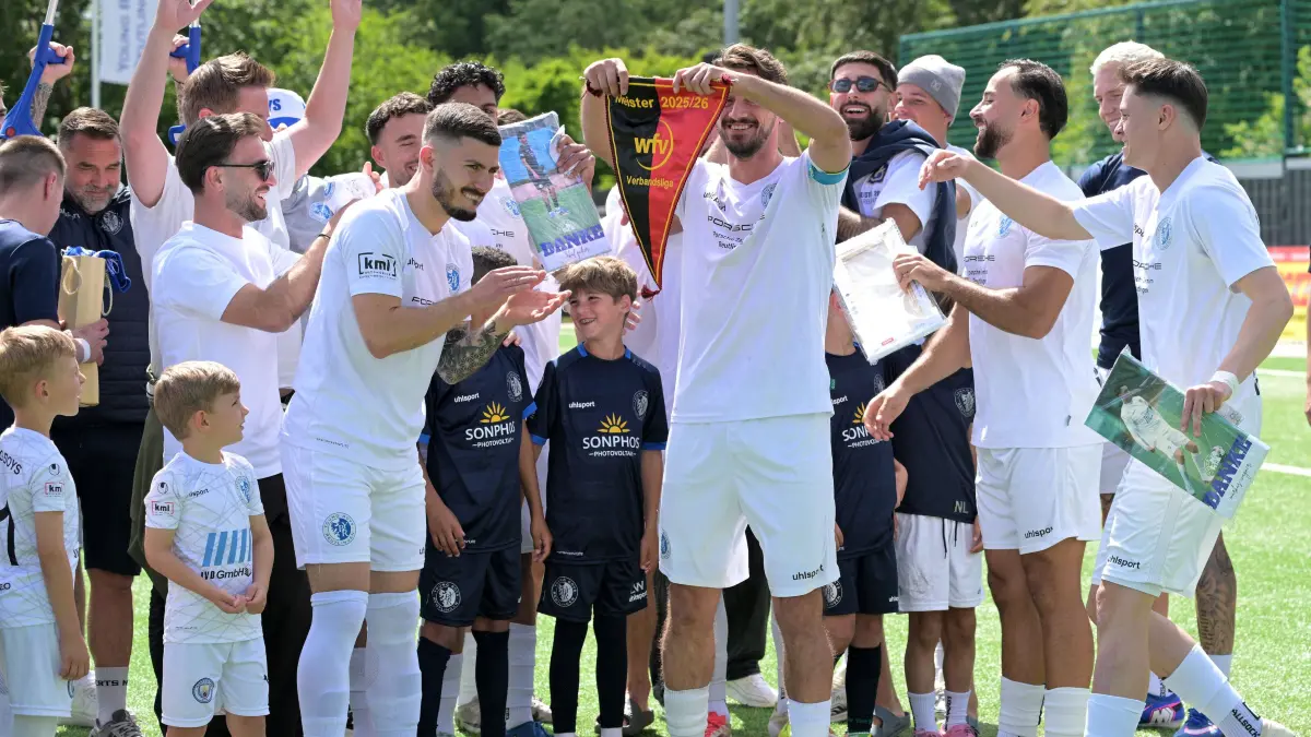 Fussball VL | Young Boys Reutlingen vs. SV Fellbach: Fussball VL | Young Boys Reutlingen (weiss) vs. SV Fellbach (rot) // 2026-06-06 // Foto: JoBaur // #17 Hakan Aktepe (Young Boys Reutlingen) mit dem Meisterwimpel