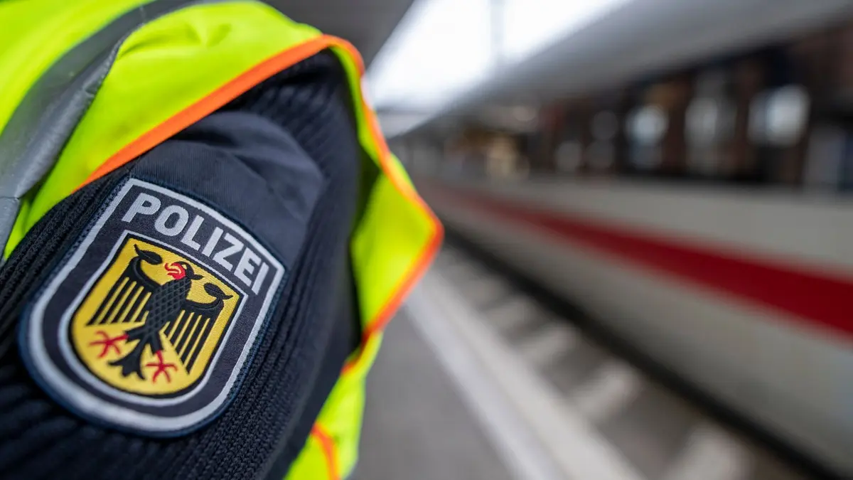 Bundespolizeieinsatz am Hamburger Hauptbahnhof: ARCHIV - 06.11.2019, Baden-Württemberg, Freiburg: Ein Bundespolizist steht am Hauptbahnhof vor einem ICE. (zu dpa: «Ohne Fahrschein – Mann stößt Zugbegleiter in Hamburg») Foto: Patrick Seeger/dpa +++ dpa-Bildfunk +++