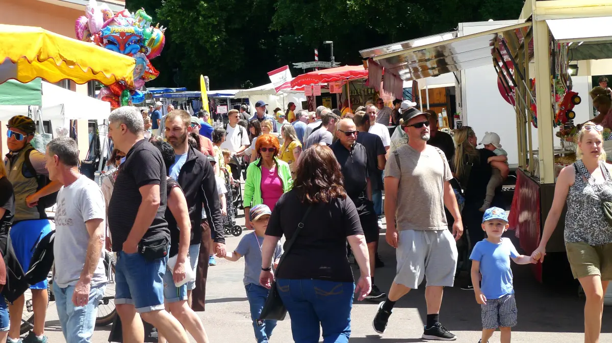 Ein Krämermarkt in der Unterstadt? Diese Idee kam beim verkaufsoffenen Sonntag in Haigerloch bestens an, die Besucher kamen in Scharen.