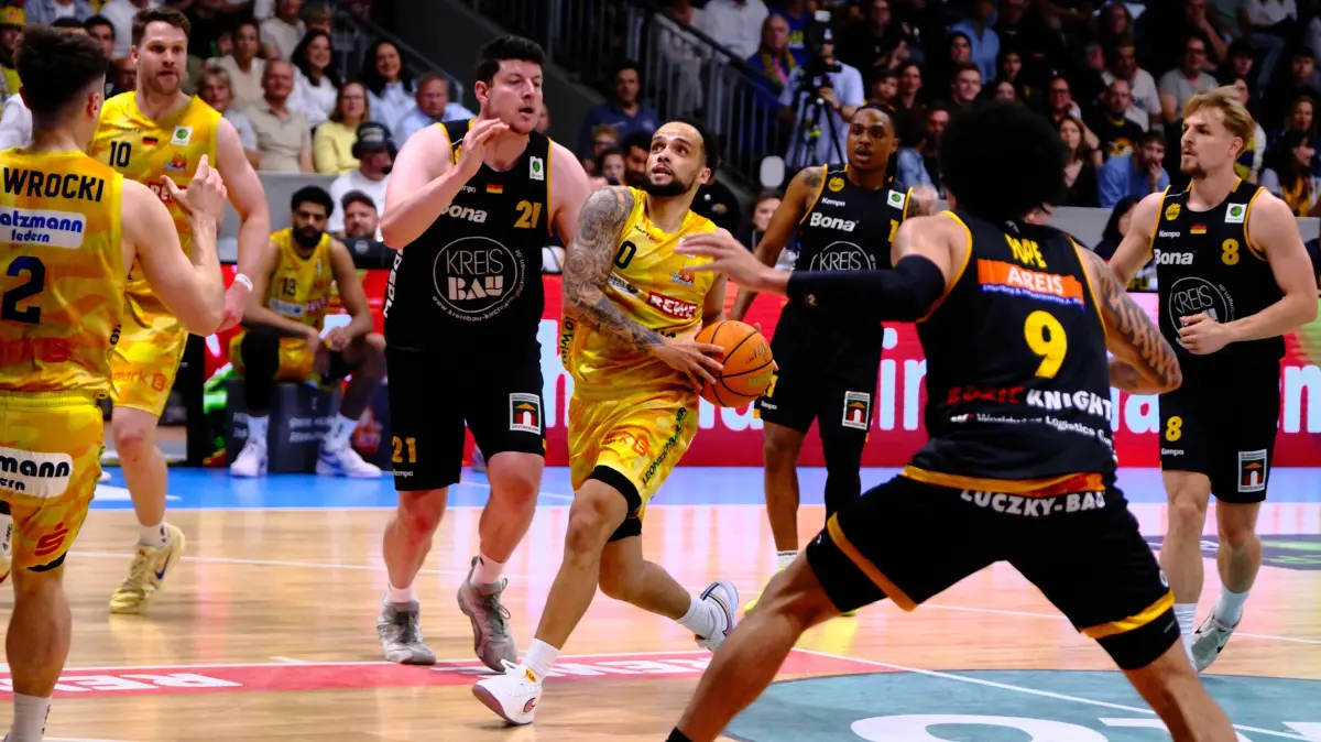 ProA Playoff Finale - Phoenix Hagen vs. Bozic Estriche Knights Kirchheim, Hagen, 07.06.2026, Ischelandhalle Hagen: ProA Playoff Finale - Phoenix Hagen vs. Bozic Estriche Knights Kirchheim, Hagen, 07.06.2026, Ischelandhalle Hagen Marcus Henri Graves 0, Phoenix Hagen, PG zieht zum Korb gegen Nicolas Bretzel 21, Kirchheim Knights, C ProA Playoff Finale - Phoenix Hagen vs. Bozic Estriche Knights Kirchheim, Hagen, 07.06.2026, Ischelandhalle Hagen *** ProA Playoff Final Phoenix Hagen vs Bozic Estriche Knights Kirchheim, Hagen, 07 06 2026, Ischelandhalle Hagen Marcus Henri Graves 0, Phoenix Hagen, PG moves to the basket against Nicolas Bretzel 21, Kirchheim Knights, C ProA Playoff Final Phoenix Hagen vs Bozic Estriche Knights Kirchheim, Hagen, 07 06 2026, Ischelandhalle Hagen Copyright: xBEAUTIFULxSPORTS/Piepenstockx