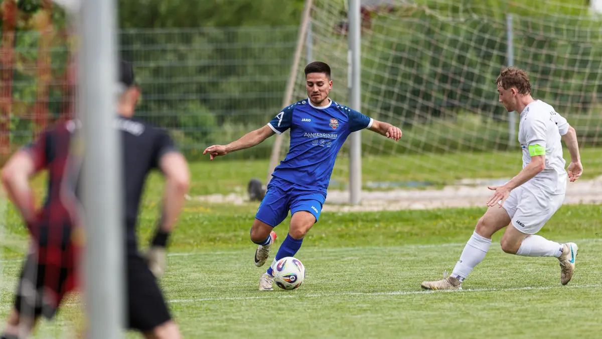 Fußball Kreisliga A3: Fußball Kreisliga A3; SGM TSV Bad Überkingen/SSV Hausen - TV Altenstadt;
Musa Coskun (SGM Bad Überkingen-Hausen, #6) und Eike Nils Keller (TV Altenstadt, #6);
06.06.2026; Bad Überkingen.
Foto: Thomas Madel