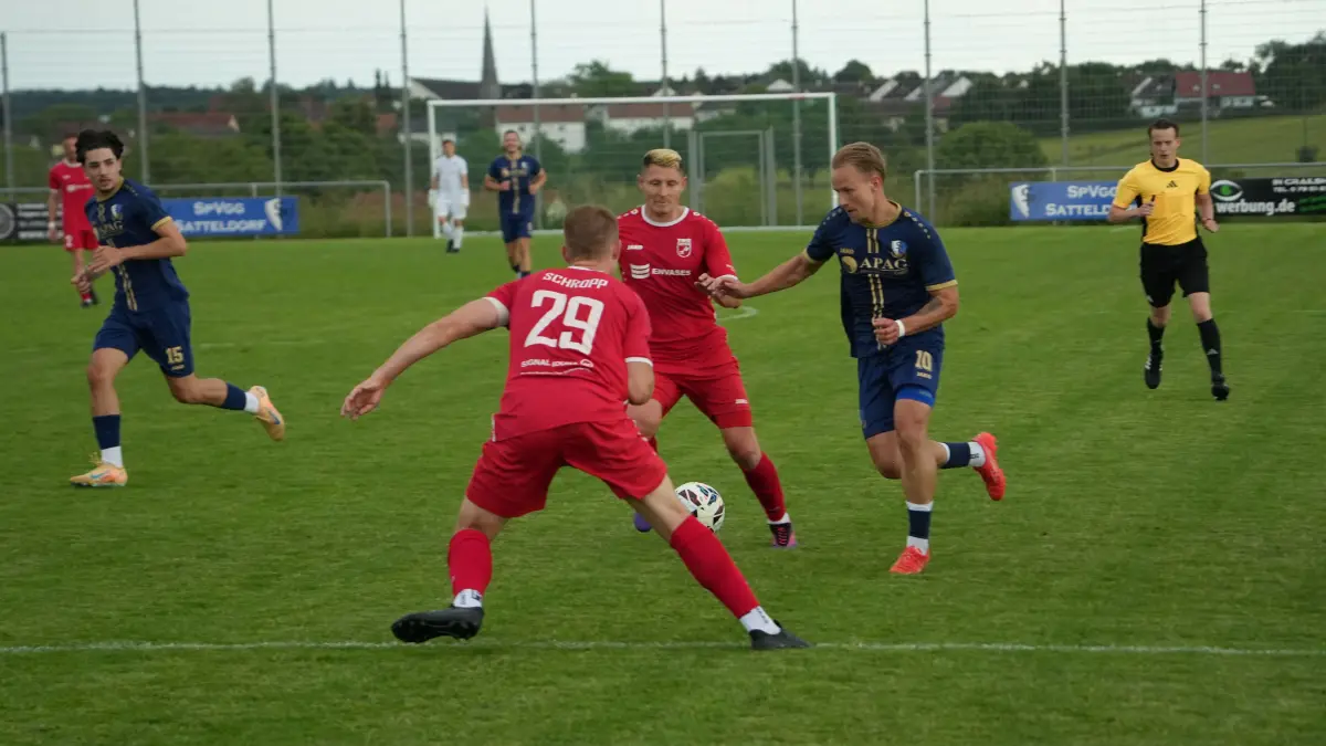 Dennis Upstas (rechts) war beim 5:2-Sieg der Spvgg Satteldorf (blau) gegen die TSG Öhringen der überragende Mann, ihm gelangen drei Tore.