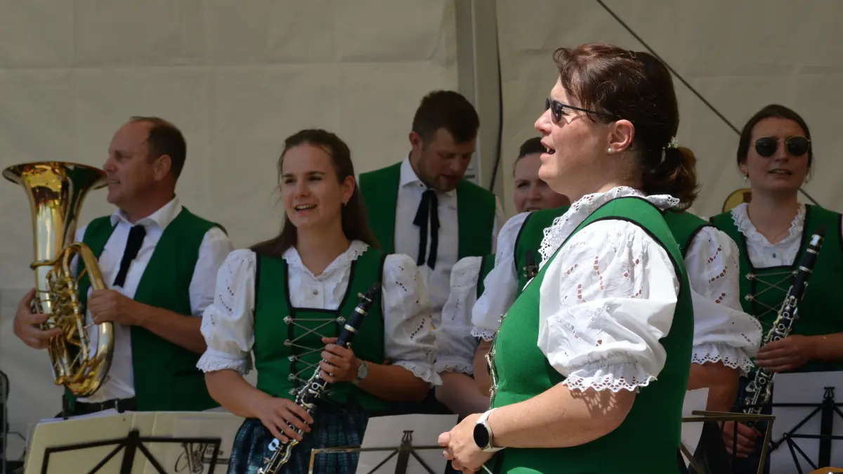 Vize-Dirigentin Christiane Gramer sorgte am Sonntag mit dem Musikverein Obertalheim für Stimmung beim Unterjesinger Mühlenfest - auch mit Gesangseinlagen.