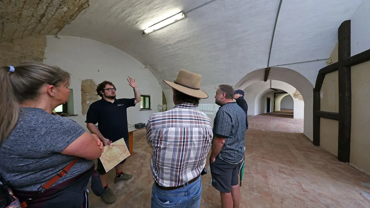 Historiker Gabriel Bock vom Förderkreis Bundesfestung informiert darüber, was es mit dem Fort Albeck auf sich hat.