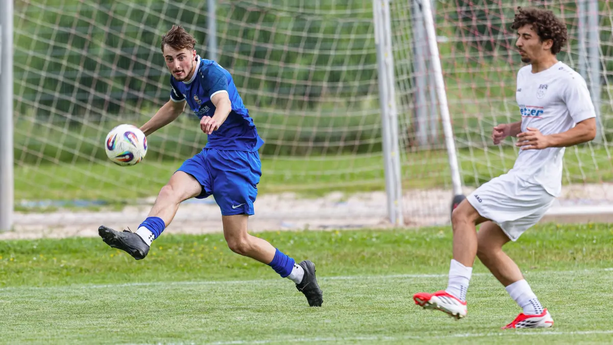 Fußball Kreisliga A3: Fußball Kreisliga A3; SGM TSV Bad Überkingen/SSV Hausen - TV Altenstadt;
Tom Winkler (SGM Bad Überkingen-Hausen, #9) und Dima Basiladze (TV Altenstadt, #20);
06.06.2026; Bad Überkingen.
Foto: Thomas Madel