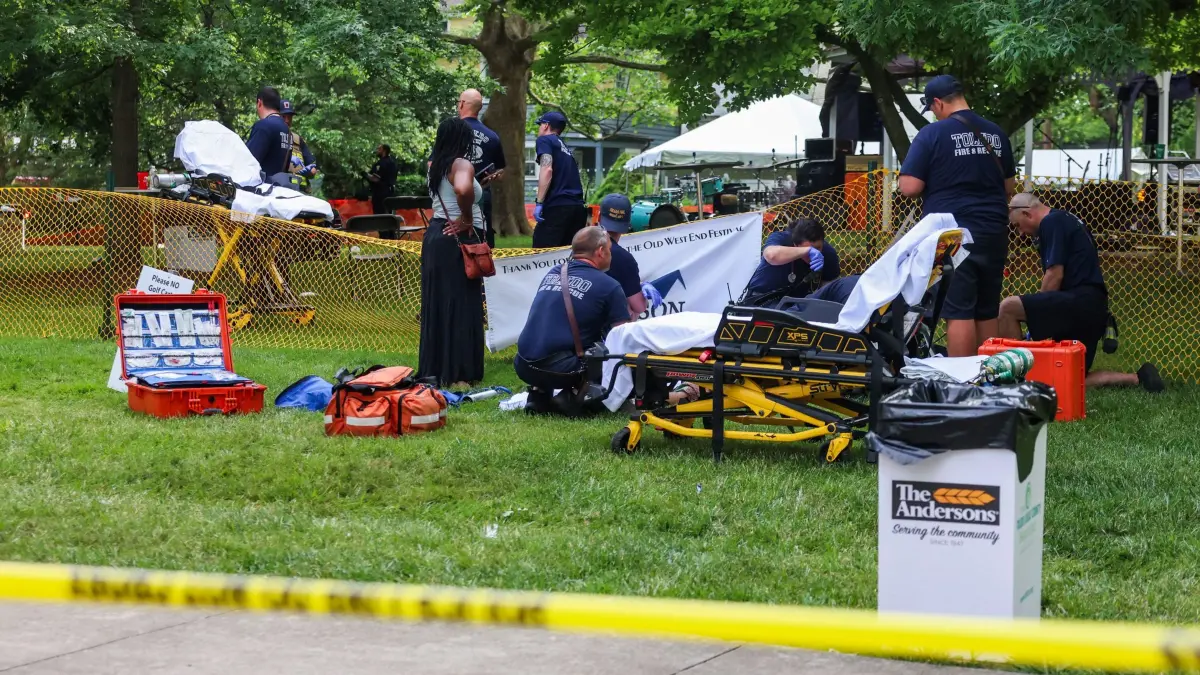 Mindestens zwölf Verletzte nach Schüssen bei US-Festival: 06.06.2026, USA, Toledo: Ersthelfer helfen einer Frau, die bei einem Schusswaffenvorfall mit 12 Verletzten auf einem Sommerfestival in Toledo, Ohio, verletzt wurde. Foto: REBECCA BENSON/The Blade/AP/dpa +++ dpa-Bildfunk +++