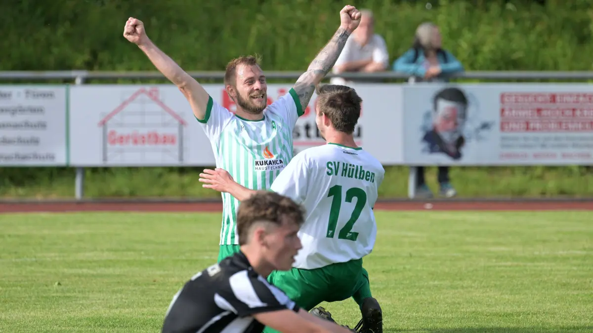 Fussball KL A | SV Huelben vs. FV Bad Urach: Fussball KL A1 | SV Huelben (gruen) vs. FV Bad Urach (schwarz) // 2026-06-06 // Foto: JoBaur // Torjubel #11 Christian Locher (SV Huelben) beim 2:0 / #12 Dominik Neuherz (SV Huelben)