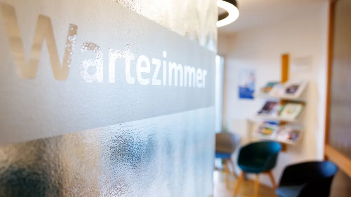 Wartezimmer in Hausarztpraxis: ARCHIV - Bei Arztterminen gilt meist: Man muss nehmen, was man bekommen kann. Doch was, wenn der in die Arbeitszeit fällt? (zu dpa: «Darf ich in der Arbeitszeit zum Arzt gehen?») Foto: Daniel Karmann/dpa - Honorarfrei nur für Bezieher des dpa-Themendienstes +++ dpa-Themendienst +++