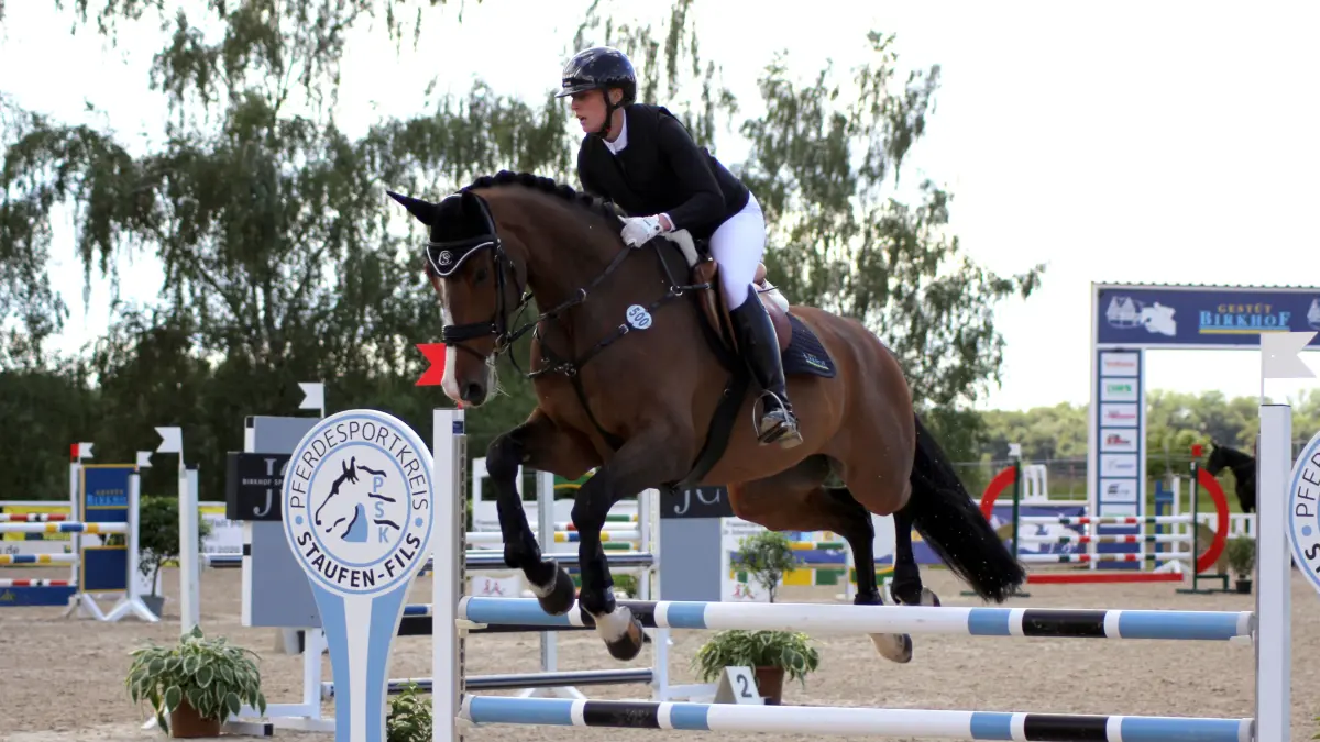 Anna Casper vom Gestüt Birkhof im Springparcours.