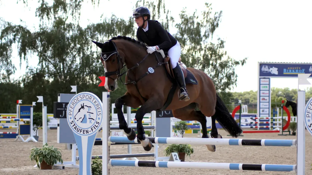 Anna Casper vom Gestüt Birkhof im Springparcours.