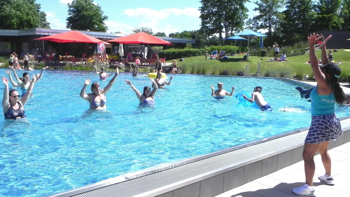 Die Hände hoch: Das Freiluft-Aqua-Zumba mit Yuliete aus Balingen machte bei so schönem Wetter noch viel mehr Spaß.