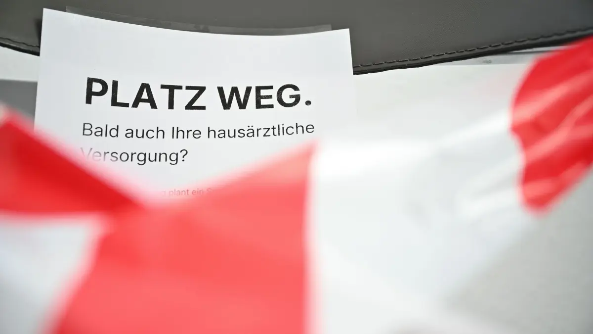 Protestwoche der Hausarztpraxen: 08.06.2026, Baden-Württemberg, Stuttgart: Blick auf einen abgesperrten Stuhl im Wartezimmer einer Hausarztpraxis in Stuttgart auf dem ein Schild mit der Aufschrift «Platz weg. Bald auch ihre hausärztliche Versorgung?» liegt. Der Hausärztinnen- und Hausärzteverband Baden-Württemberg hat seine Mitglieder aufgerufen, bis zum 12. Juni 2026 die Wartezimmerplätze zu reduzieren. Anlass ist die erste Lesung des GKV-Beitragssatzstabilisierungsgesetzes (GKV-Spargesetz) im Deutschen Bundestag am 12. Juni 2026. Die Protestaktion im Südwesten ist Teil einer bundesweiten Kampagne. Foto: Katharina Kausche/dpa +++ dpa-Bildfunk +++
