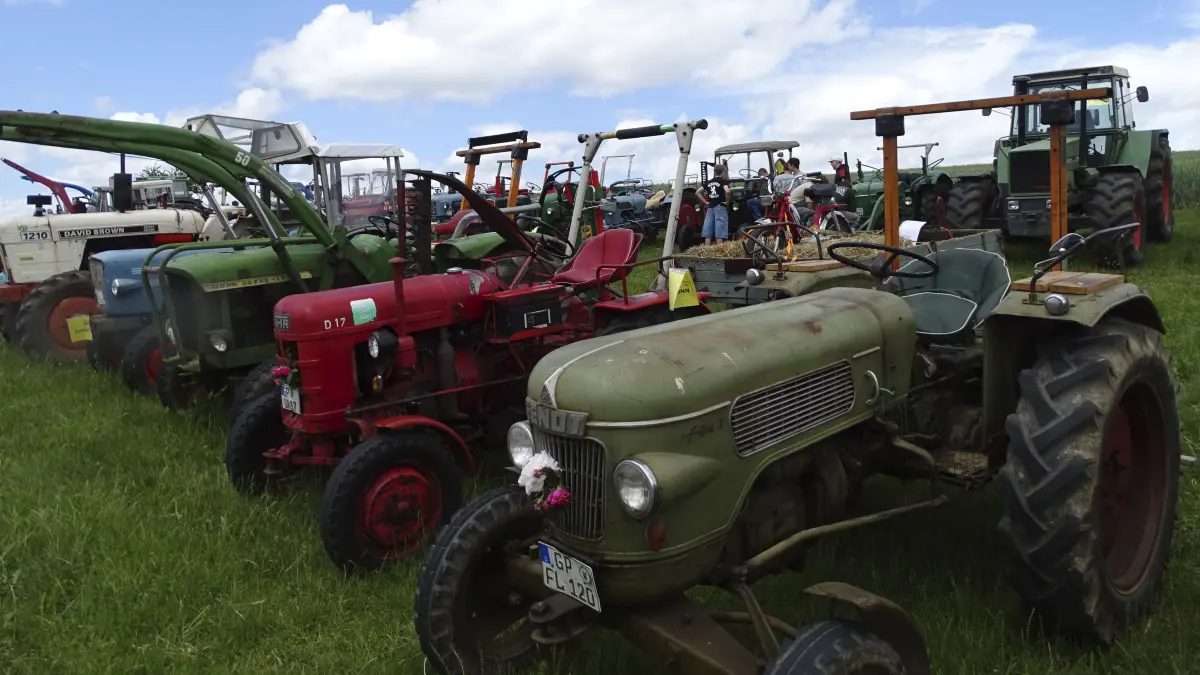 Oldtimertreffen in Sinabronn am Sonntag, den 7.6.2026 - Die Traktoren waren zahlreich vertreten beim Oldtimertreffen in Sinabronn. Sie bilden den Ursprung der Veranstaltung. Mittlerweile haben sich zahlreiche Oldtimer-Pkw´s angeschlossen.