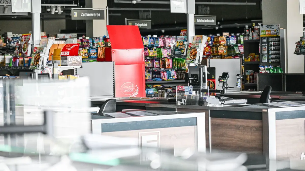 Großflächiger Stromausfall in Reutlingen: 08.06.2026, Baden-Württemberg, Reutlingen: Ein Supermarkt in Wannweil im Landkreis Reutlingen ist von dem Stromausfall betroffen. Tausende gekühlte Lebensmittel müssen voraussichtlich entsorgt werden. Foto: Jason Tschepljakow/dpa +++ dpa-Bildfunk +++