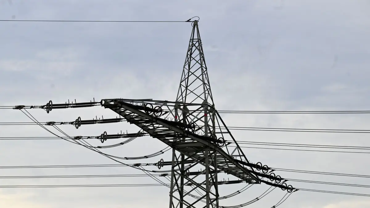 ARCHIV - 23.07.2023, Nordrhein-Westfalen, Brauweiler: Das Symbolbild zeigt eine Stromleitung. (zu dpa: «Großflächiger Stromausfall in Reutlingen») Foto: Roberto Pfeil/dpa +++ dpa-Bildfunk +++