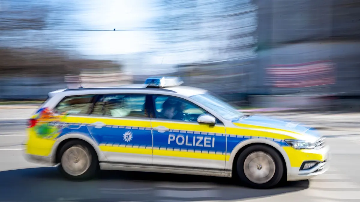 Polizeieinsatz in Bremen: ARCHIV - 04.03.2026, Bremen: Ein Einsatzwagen der Polizei fährt durch die Innenstadt. (zu dpa: «Streifenwagen kracht mit Auto zusammen – drei Verletzte») Foto: Sina Schuldt/dpa +++ dpa-Bildfunk +++