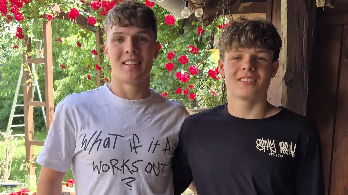 Fingen zusammen mit dem Kicken an, dann führten ihre Wege zu verschiedenen Vereinen: Federico (rechts) und Samuel Passariello kicken dennoch gegeneinander, wenn es die Zeit zulässt.