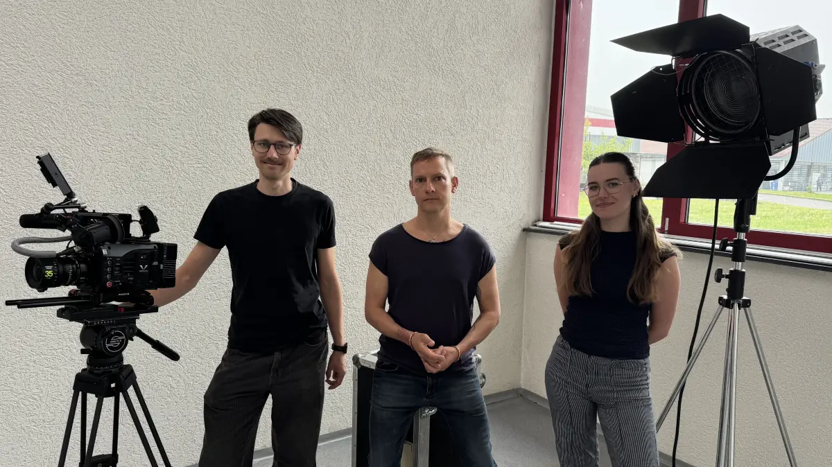 Julian Wirth (links) und Else Duwaal aus Hechingen haben mit dem Sänger André Neo das Musikvideo zum Titel "Chöre in meinem Ohr" gedreht.