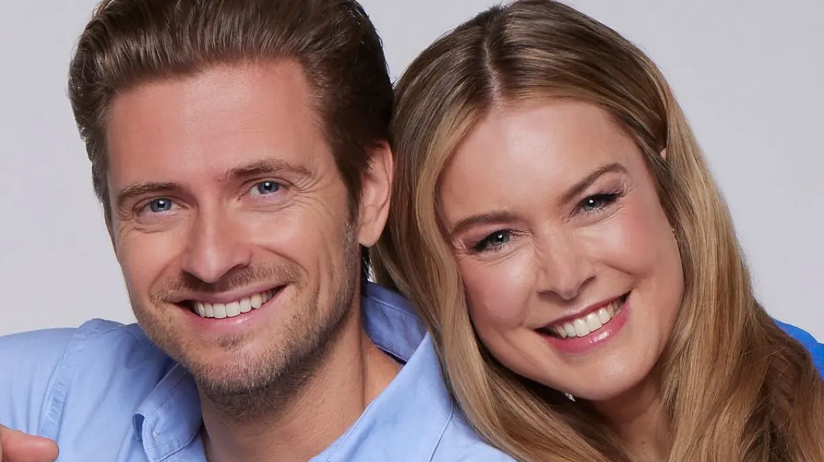 Philip (Jörn Schlönvoigt) und Jessica (Nina Ensmann) wollen heiraten