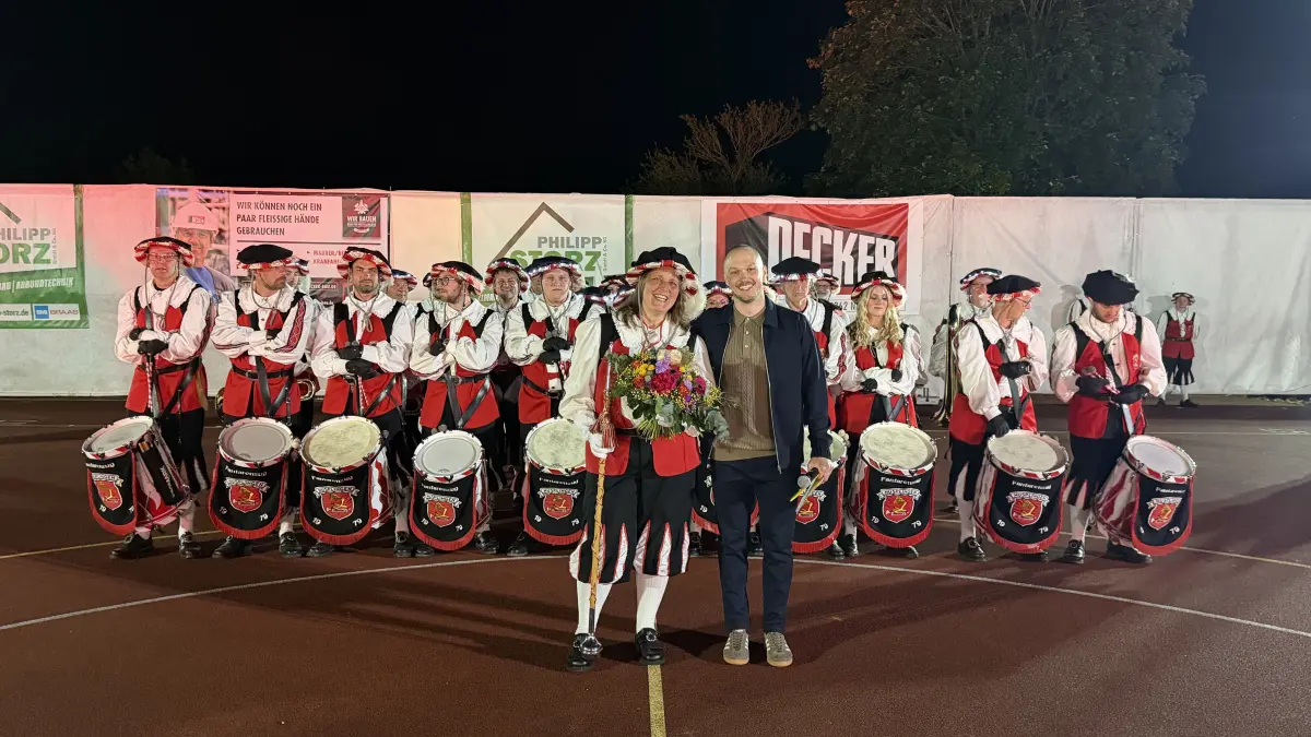 Ein Dankeschön für besonderen Einsatz: Sandra Klaiber erhielt für ihre dreijährige Planungsphase Blumen von Moderator Laurin Butz – und gab diese postwendend an ihre Musiker weiter.