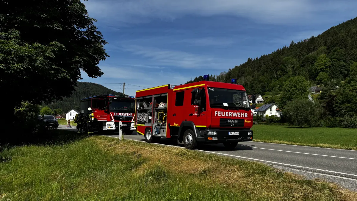 Zu einem Schuppenbrand in Hopfau wurde die Feuerwehr am Montagvormittag alarmiert. Als die Einsatzkräfte eintrafen, fanden sie jedoch nach Aussage des Pressesprechers kein offenes Feuer vor. Die Rauchentwicklung resultierte wohl aus der Reaktion einer Chemikalie mit Sauerstoff.