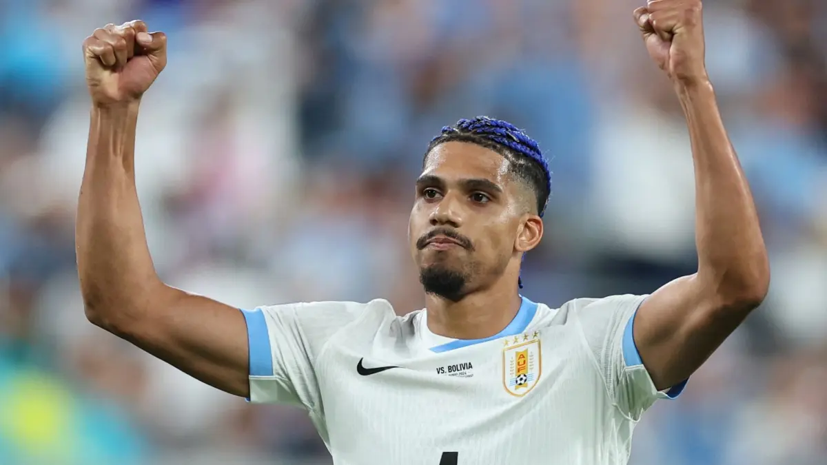 (FILES) Uruguay's defender #04 Ronald Araujo celebrates after winning the Conmebol 2024 Copa America tournament group C football match between Uruguay and Bolivia at MetLife Stadium in East Rutherford, New Jersey, on June 27, 2024. Defender Ronald Araujo has left the Uruguay squad to treat a ‘muscle strain’, but will rejoin the team on June 9, 2026 to travel with La Celeste to the World Cup in North America, the Uruguayan Football Association (AUF) has announced. (Photo by CHARLY TRIBALLEAU / AFP)