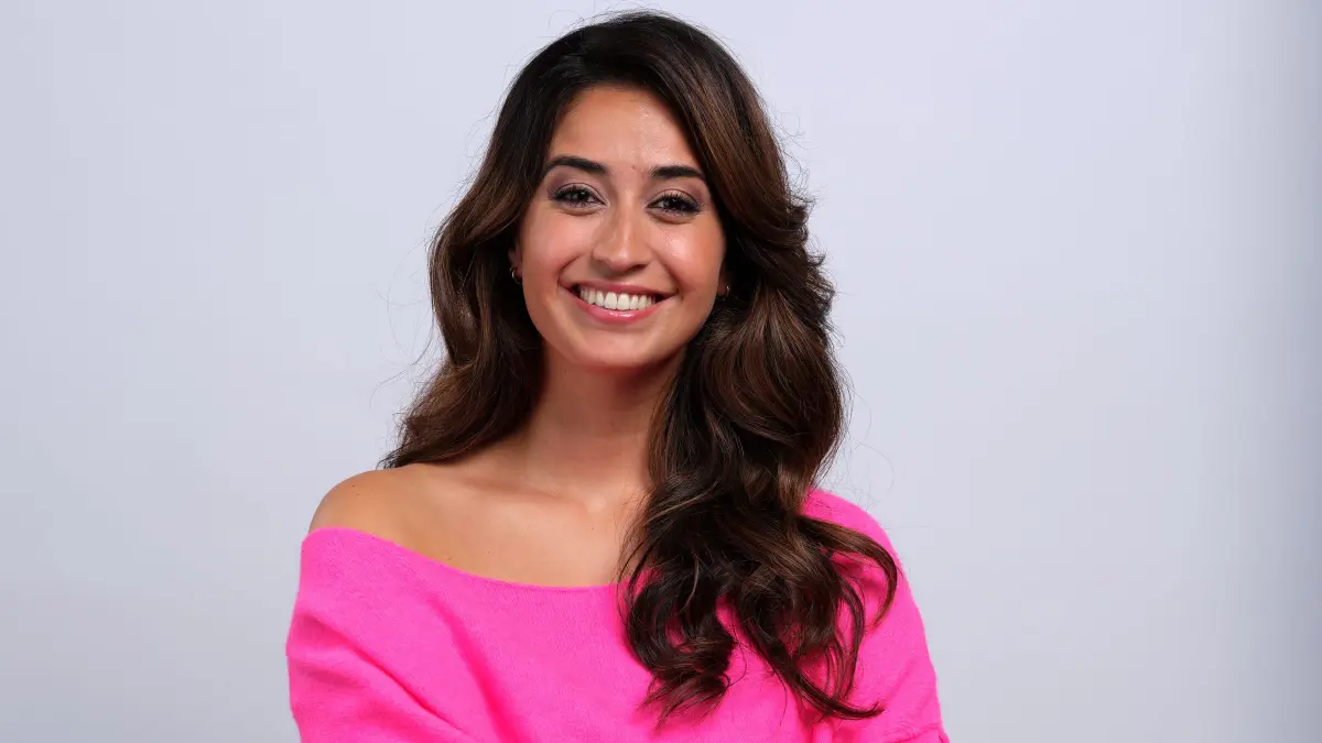 Özge Delioglan ("Esma Gülek")