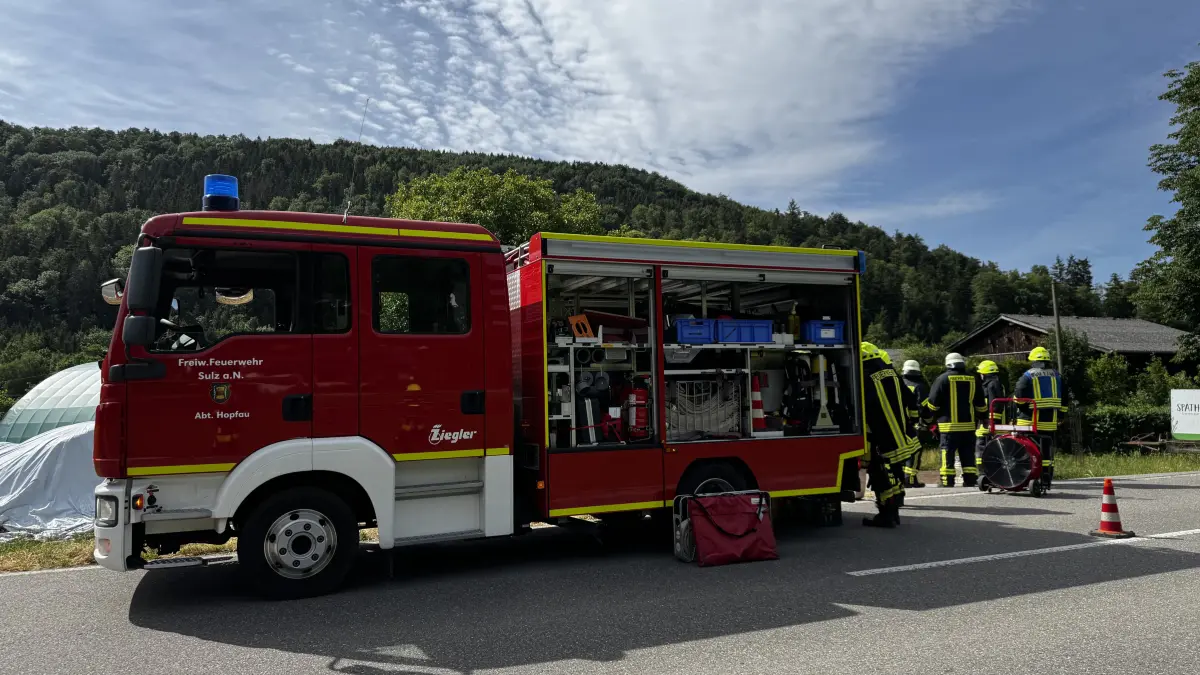 Eine Baumschule in Hopfau ist am Montagvormittag Einsatzort für die Feuerwehrkräfte.