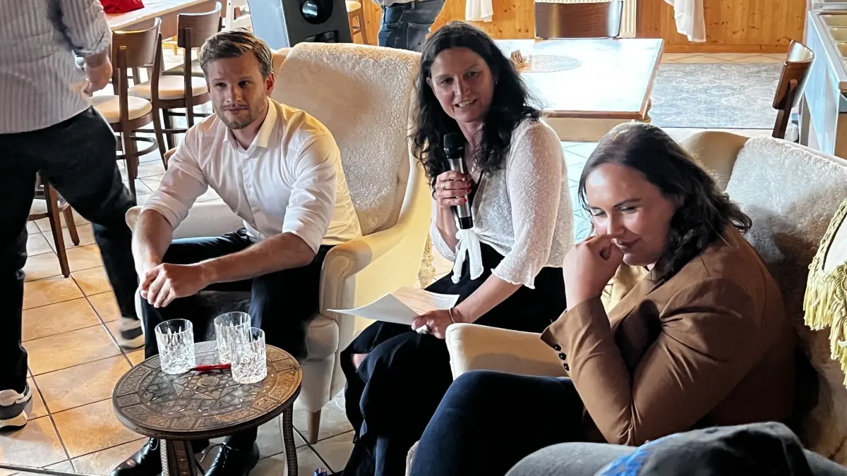 Robin Mesarosch (links), Moderatorin Daniela Steinrode, und Isabel Cademartori diskutierten im Nagolder Naturfreundehaus darüber, wie die SPD sich zukunftsfähig aufstellen kann.