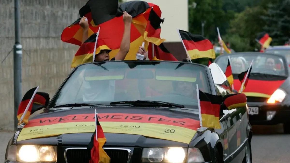 Als Deutschland 2014 Fußball-Weltmeister wurde: Autokorso durch Lawitz. Von einem weiteren Titel träumen viele Anhänger der Nationalmannschaft.